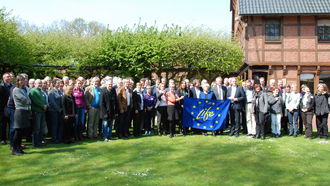 Gruppenfoto mit EU-LIFE-Fahne
