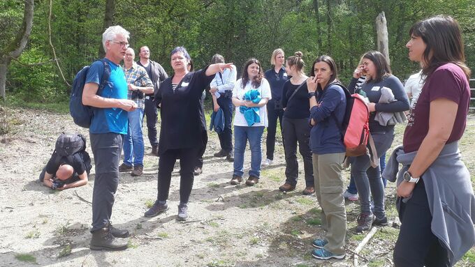 Bei der ersten Exkursionsstation informierte Andreas Beulting (NABU-Naturschutzstation Münsterland) die Gruppe über die durchgeführten Maßnahmen im NSG Bockholter Berge