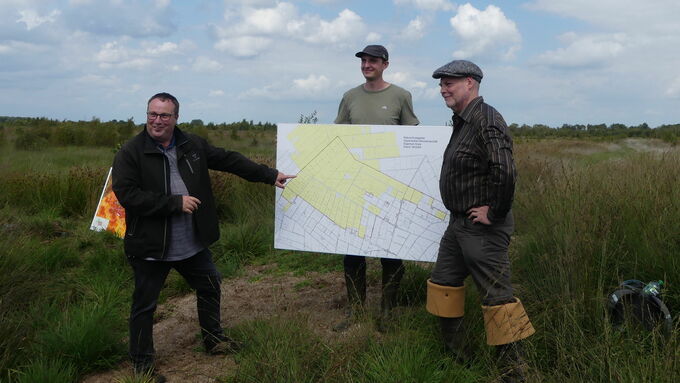 Rainer Gunia (Untere Naturschutzbehörde Minden-Lübbecke) und Alexander Menge (BUND Diepholzer Moorniederung) erläuterten die hydrologische Situation im Oppenweher Moor