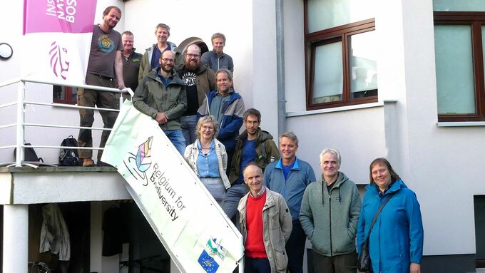 Gruppenfoto vor dem Hauptgebäude des “Onderzoekscentrum voor Aquatische Fauna” in Linkebeek, wo die Knoblauchkröten für die belgischen (Wieder-)Ansiedlungen aufgezogen und gezüchtet werden, von oben nach unten: Loïc van Doorn (INBO), Bart Hoeymans (Agentschap voor Natuur en Bos), Tom Andries (Agentschap voor Natuur en Bos), Jeroen Speybroeck (INBO), Johan Meijer (Natuurbalans), Peter Kroon (Natuurbalans), Sebastian Schmidt (Bezirksregierung Münster), Lily Gora (Agentschap voor Natuur en Bos), Jeroen van Leeuwen (Natuurbalans), Christian Göcking (NABU-Naturschutzstation Münsterland), Joseph van der Stegen (CINEA – European Commission), Johan Auwerx (INBO), Martina Raffel (Bezirksregierung Münster).