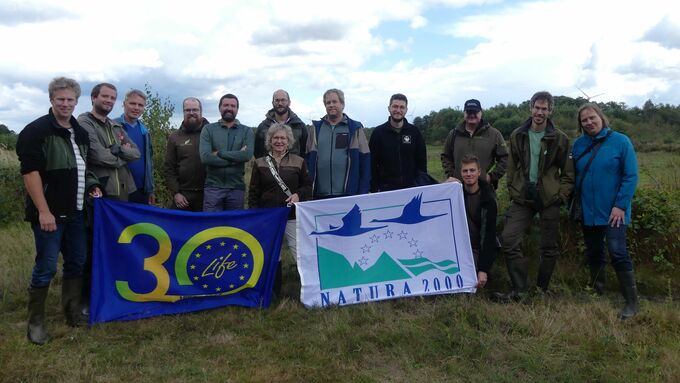 Die Teilnehmenden der Exkursion in die verschiedenen Maßnahmengebiete in der flämischen Provinz Limburg, von links nach rechts: Jeroen Speybroeck (INBO), Loïc van Doorn (INBO), Christian Göcking (NABU-Naturschutzstation Münsterland), Johan Meijer (Natuurbalans), Peter Engelen (Natuurpunt), Peter Kroon (Natuurbalans), Lily Gora (Agentschap voor Natuur en Bos), Sebastian Schmidt (Bezirksregierung Münster), Ian Stevens (Natuurpunt), Bart Hoeymans (Agentschap voor Natuur en Bos), Daan Van Eenaeme (INBO), Jeroen van Leeuwen (Natuurbalans), Martina Raffel (Bezirksregierung Münster).