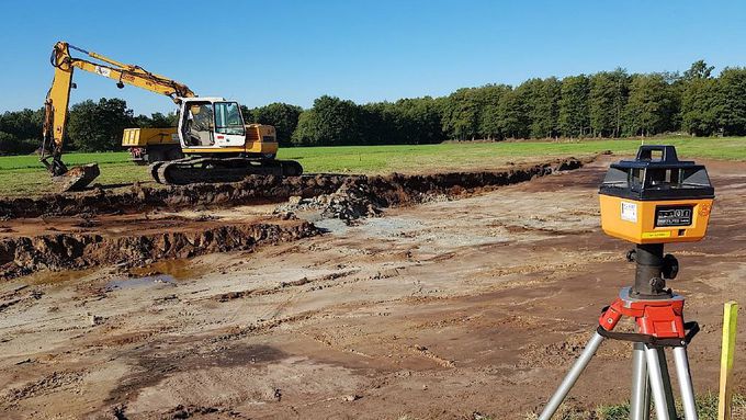 Bagger arbeitet auf der Fläche