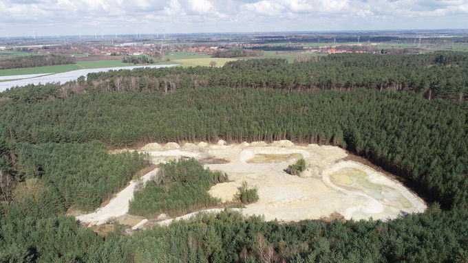 Drohnenfoto von der gerodeten Maßnahmenfläche mit den angelegten Amphibientümpeln nach der Umsetzung.