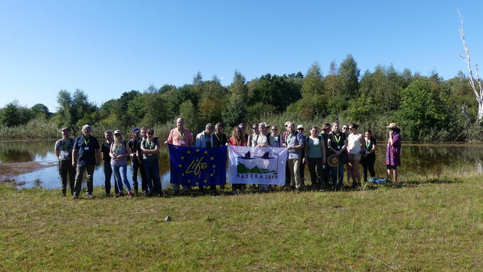 Das Gruppenfoto wurden an den Holmer Teichen aufgenommen. Hier konnten die Teilnehmenden einige seltene Pflanzenarten erkunden.