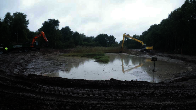 Two dredgers worked in parallel in October 2022: one removed the topsoil on the future ring for management around the waterbody, the other desludged the waterbody.