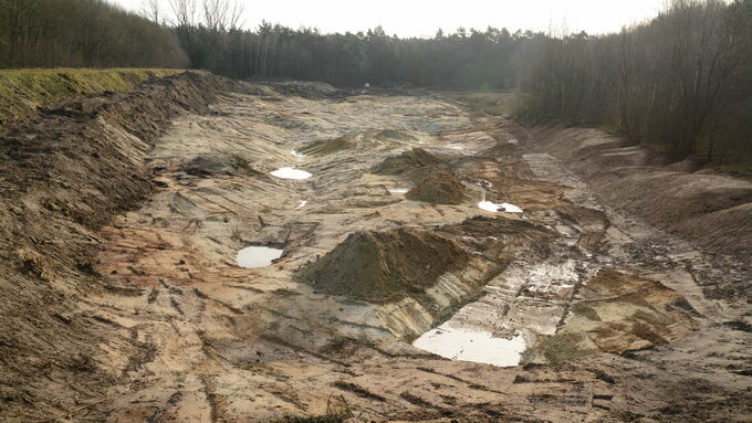 Die ehemalige Sandgrube nach Gehölzentnahme und Abschieben des Oberbodens mit den sanierten Kleingewässern.